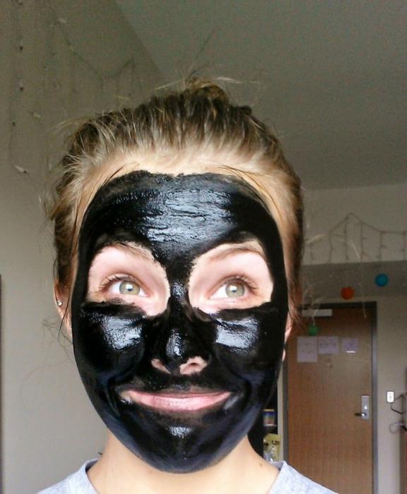čierna maska ​​doma